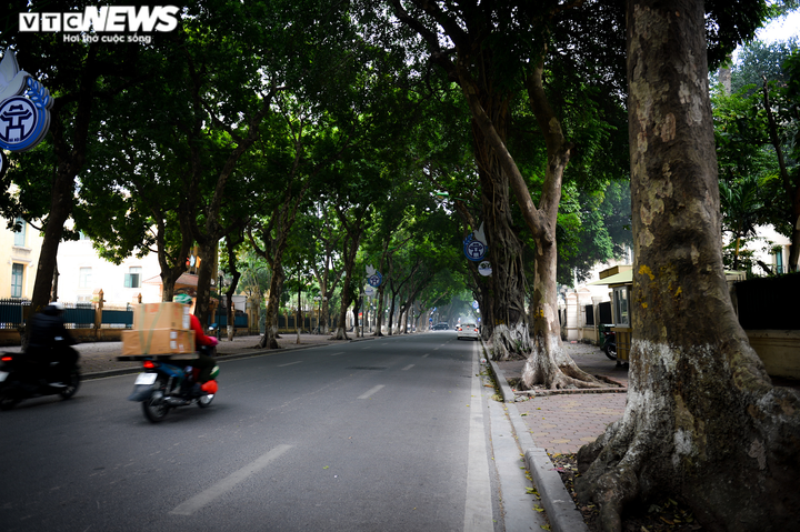 Ảnh: Ca mắc COVID-19 vượt ngưỡng 12.000, đường phố Hà Nội vắng như Tết - 10