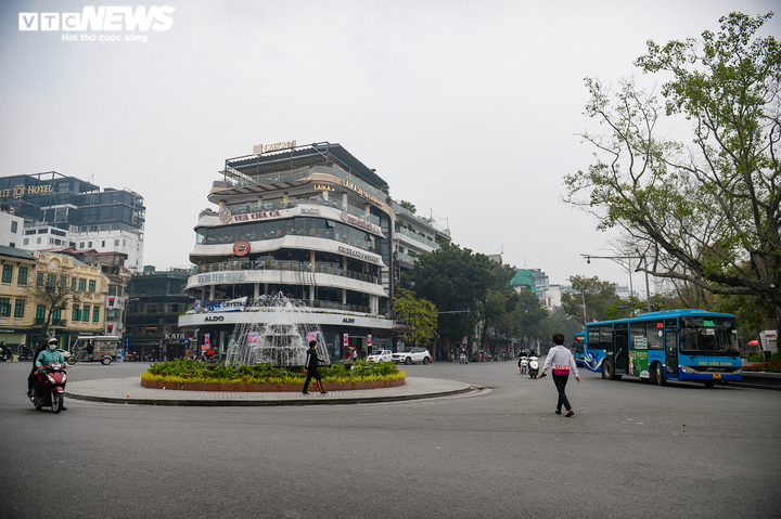 Ảnh: Ca mắc COVID-19 vượt ngưỡng 12.000, đường phố Hà Nội vắng như Tết - 9