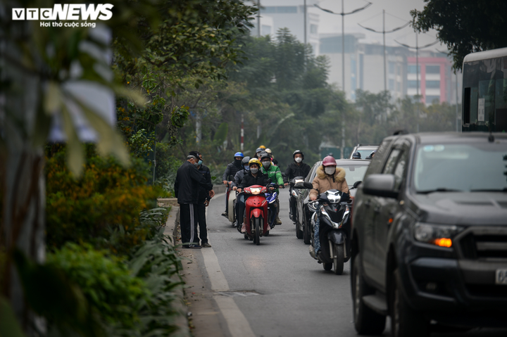 Ảnh: Ca mắc COVID-19 vượt ngưỡng 12.000, đường phố Hà Nội vắng như Tết - 6