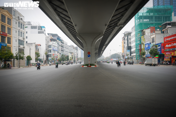 Ảnh: Ca mắc COVID-19 vượt ngưỡng 12.000, đường phố Hà Nội vắng như Tết - 4