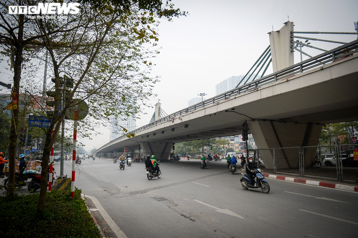 Ảnh: Ca mắc COVID-19 vượt ngưỡng 12.000, đường phố Hà Nội vắng như Tết - 1