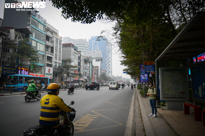 Ảnh: Ca mắc COVID-19 vượt ngưỡng 12.000, đường phố Hà Nội vắng như Tết - 2