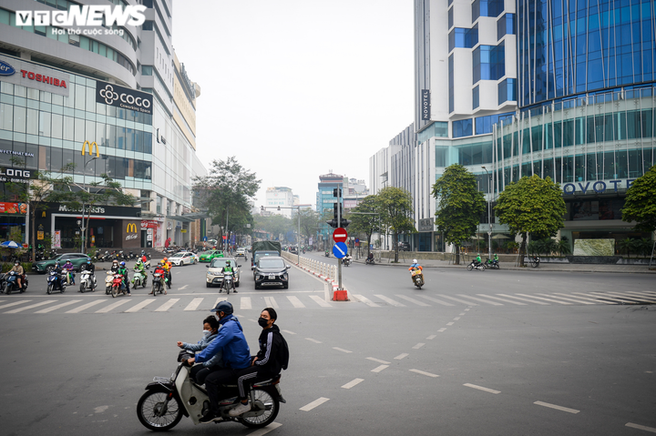 Ảnh: Ca mắc COVID-19 vượt ngưỡng 12.000, đường phố Hà Nội vắng như Tết - 8