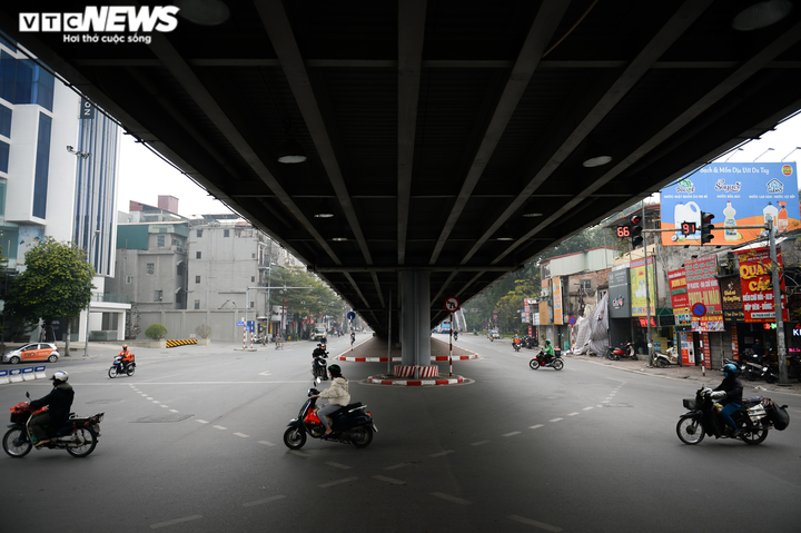 Ảnh: Ca mắc COVID-19 vượt ngưỡng 12.000, đường phố Hà Nội vắng như Tết - 7