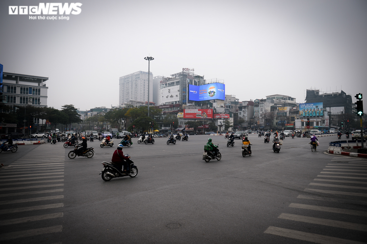 Ảnh: Ca mắc COVID-19 vượt ngưỡng 12.000, đường phố Hà Nội vắng như Tết - 5