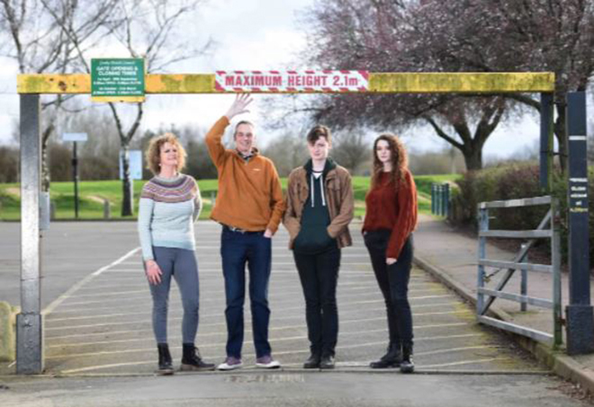 Gia đình kỳ lạ phải phá cửa để vào nhà vì ai cũng cao gần 2m - 2