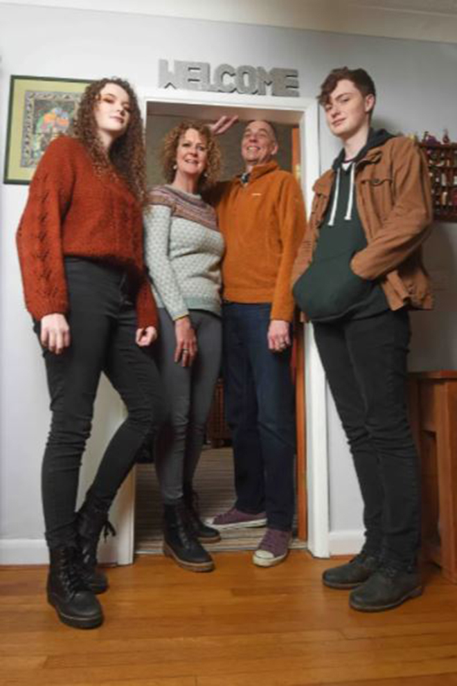 Gia đình kỳ lạ phải phá cửa để vào nhà vì ai cũng cao gần 2m - 5