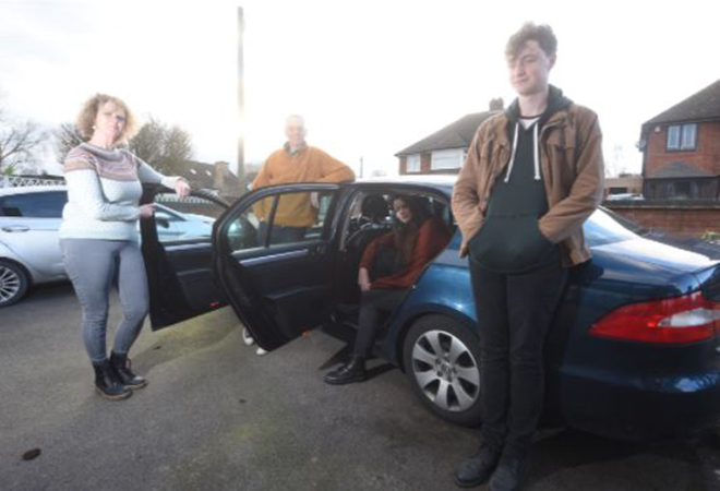 Gia đình kỳ lạ phải phá cửa để vào nhà vì ai cũng cao gần 2m - 4