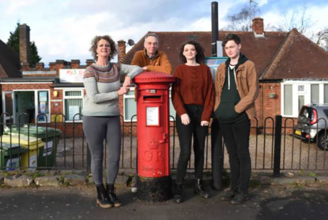 Gia đình kỳ lạ phải phá cửa để vào nhà vì ai cũng cao gần 2m - 3