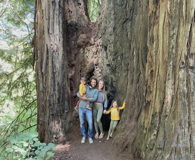 Từ bỏ cuộc sống cố định, cặp vợ chồng nuôi dạy con trên xe buýt - 2