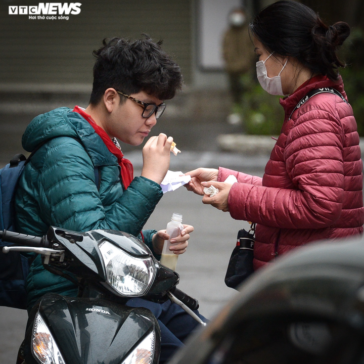 Ảnh: Ca mắc COVID-19 vượt ngưỡng 12.000, đường phố Hà Nội vắng như Tết - 3