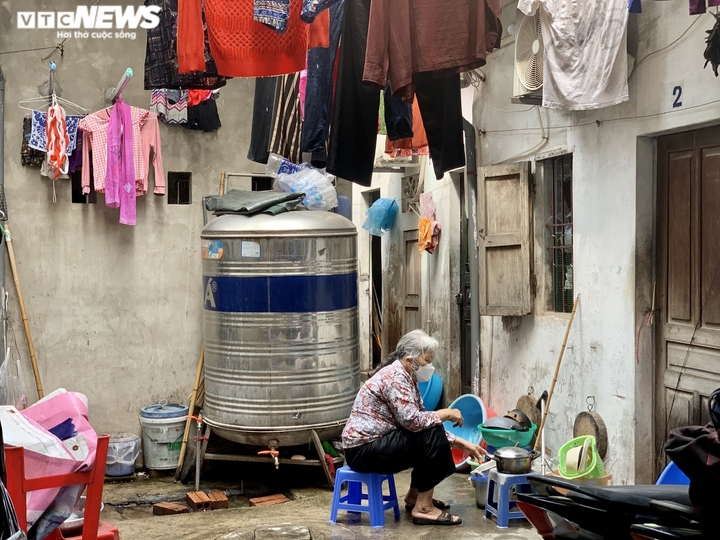 Thất nghiệp vì đại dịch, người dân xóm chạy thận nhịn cơm dành tiền mua thuốc - 2