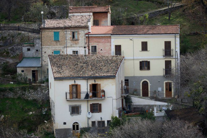 Vỡ mộng khi mua nhà giá 1 USD ở Italy - 2