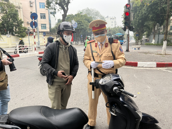 Ảnh: CSGT Hà Nội hướng dẫn người dân nộp phạt online trong ngày đầu triển khai - 2