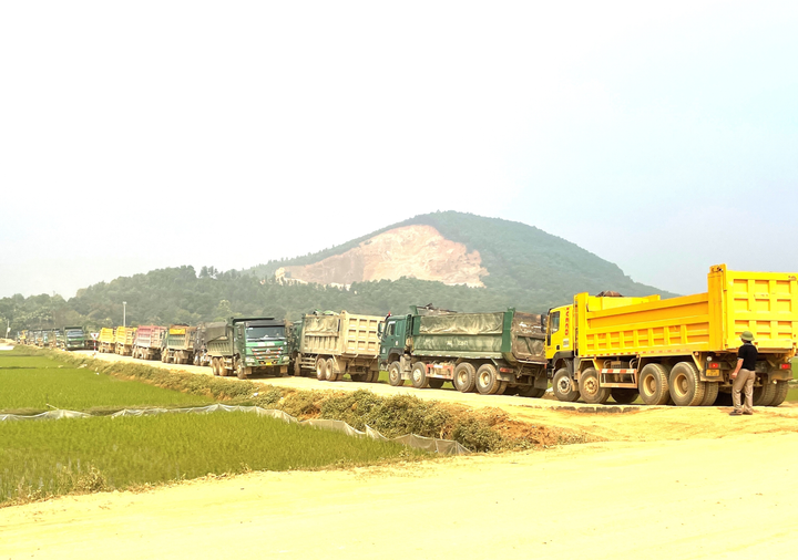 'Binh đoàn' xe tải cơi nới thành thùng 'đại náo' Thanh Hóa - 3