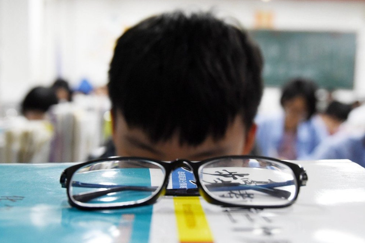 Mẹ phàn nàn thầy cô giao quá nhiều bài tập, con bị cô lập, chuyển trưởng - 1