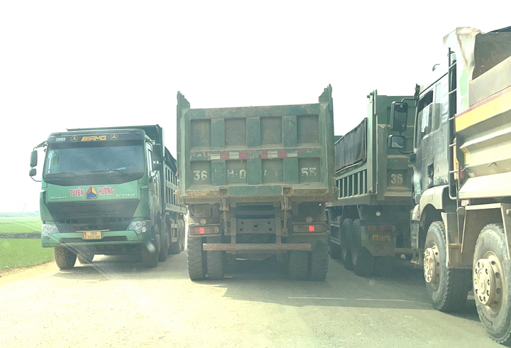 'Binh đoàn' xe tải cơi nới thành thùng 'đại náo' Thanh Hóa - 4