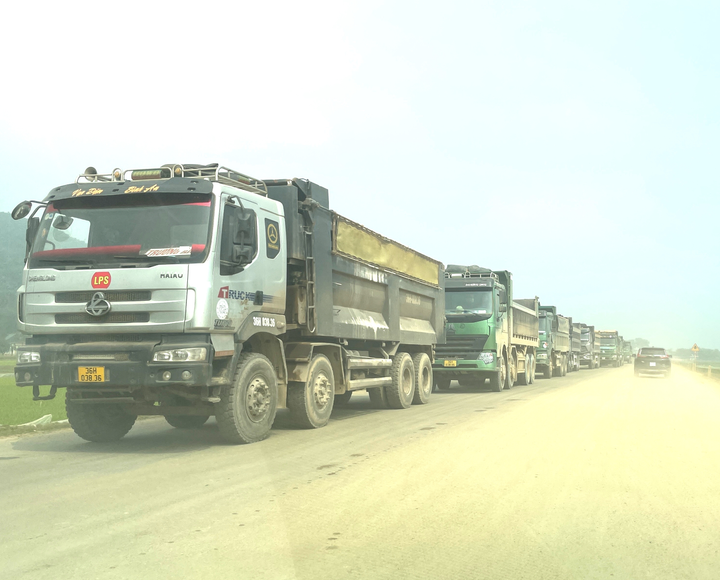 'Binh đoàn' xe tải cơi nới thành thùng 'đại náo' Thanh Hóa - 5