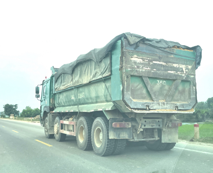 'Binh đoàn' xe tải cơi nới thành thùng 'đại náo' Thanh Hóa - 7