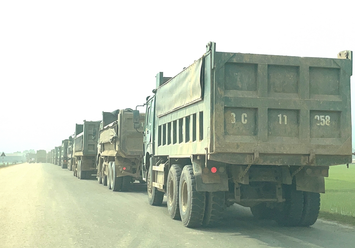 'Binh đoàn' xe tải cơi nới thành thùng 'đại náo' Thanh Hóa - 2