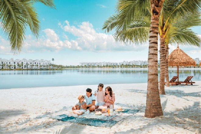 Dân Thủ đô 'bỏ phố ra biển' tận hưởng cuộc sống - 1