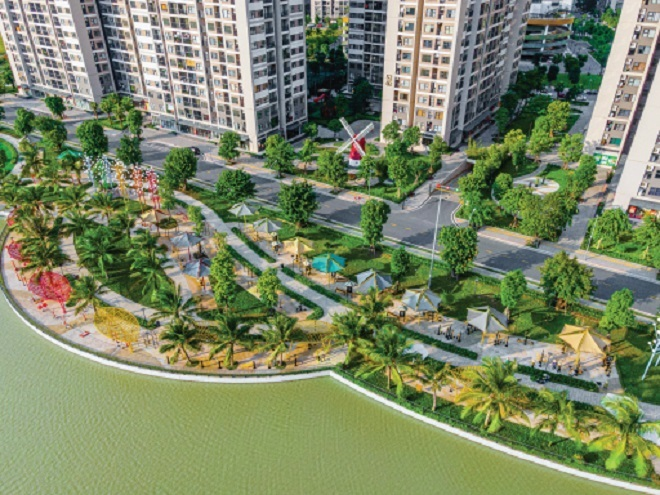 Dân Thủ đô 'bỏ phố ra biển' tận hưởng cuộc sống - 2