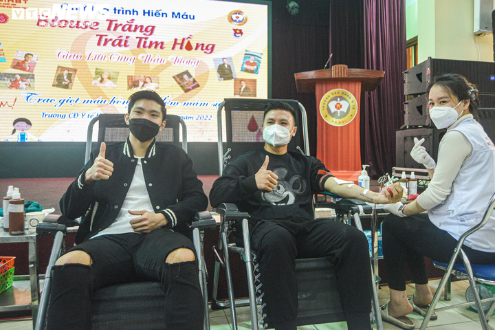 Ảnh: Quang Hải, Văn Hậu hào hứng tham gia, kêu gọi hiến máu - 4