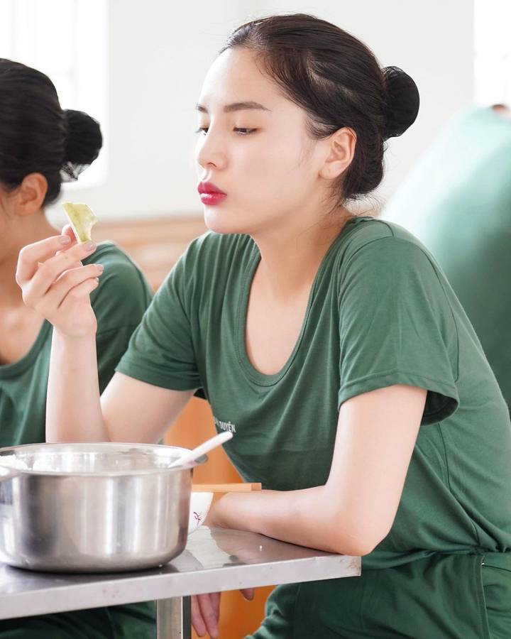 Soi gương mặt ít son phấn của sao Việt khi nhập ngũ: Kỳ Duyên xứng danh hoa hậu - 5