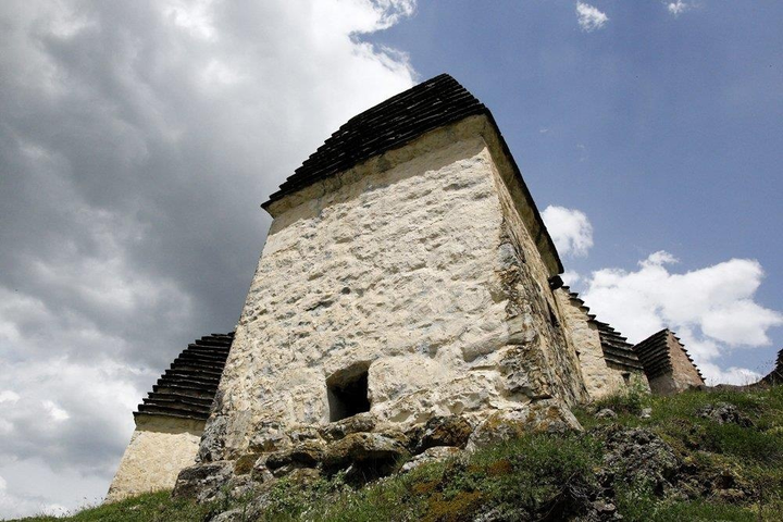 Vẻ ma mị của ngôi làng được mệnh danh ‘thành phố của người chết, đi dễ khó về’ - 4