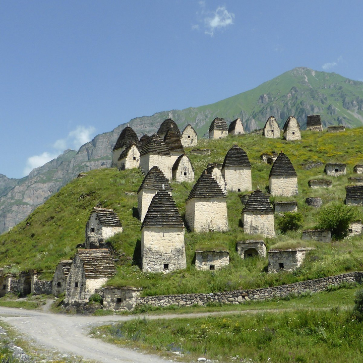 Vẻ ma mị của ngôi làng được mệnh danh ‘thành phố của người chết, đi dễ khó về’ - 6