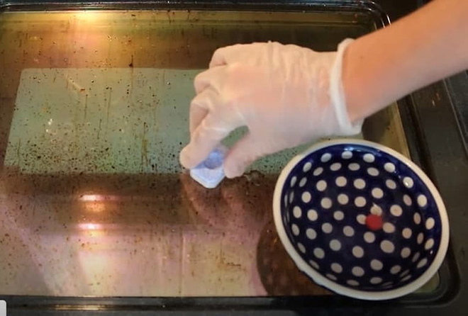 7 mẹo cọ rửa nhàn tênh: Đánh bay vết đen đáy chảo, ly thủy tinh sáng như mới - 4