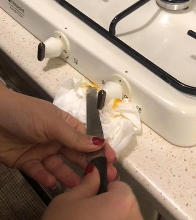 7 mẹo cọ rửa nhàn tênh: Đánh bay vết đen đáy chảo, ly thủy tinh sáng như mới - 5