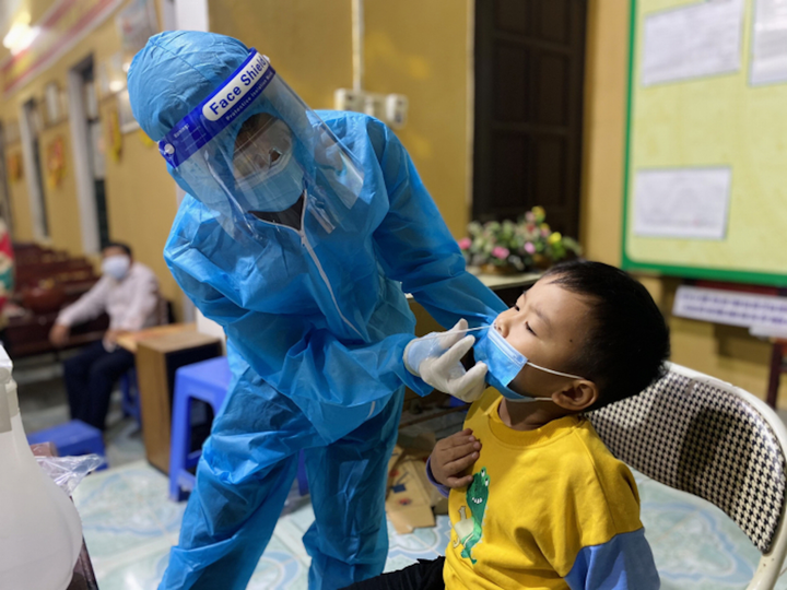 Hướng dẫn mới nhất chăm sóc trẻ em mắc COVID-19 tại nhà của Bộ Y tế - 1