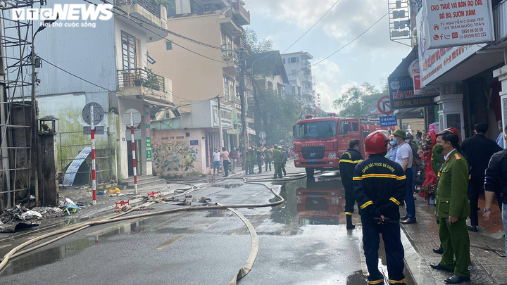 Ảnh: Cả khu phố ở Huế náo loạn vì Pub Beer bị thiêu rụi giữa ban ngày - 4