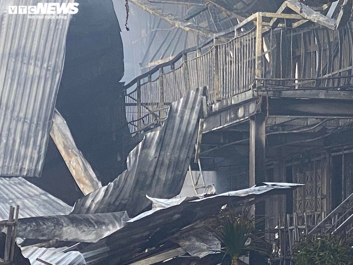 Ảnh: Cả khu phố ở Huế náo loạn vì Pub Beer bị thiêu rụi giữa ban ngày - 8