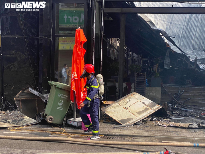 Ảnh: Cả khu phố ở Huế náo loạn vì Pub Beer bị thiêu rụi giữa ban ngày - 7