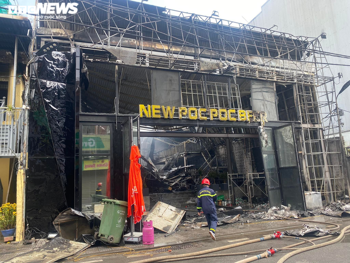 Ảnh: Cả khu phố ở Huế náo loạn vì Pub Beer bị thiêu rụi giữa ban ngày - 2