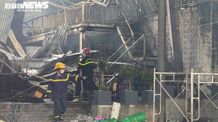 Ảnh: Cả khu phố ở Huế náo loạn vì Pub Beer bị thiêu rụi giữa ban ngày - 5