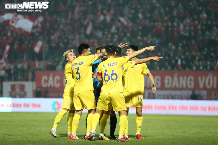 'Bẻ còi' hủy bàn thắng của CLB Hải Phòng: Trọng tài xử lý dở - 1