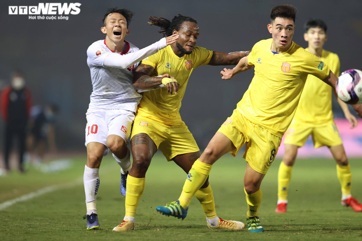 Ảnh: Trọng tài 'bẻ còi' không ngăn được Hải Phòng lên ngôi đầu V-League 2022 - 10