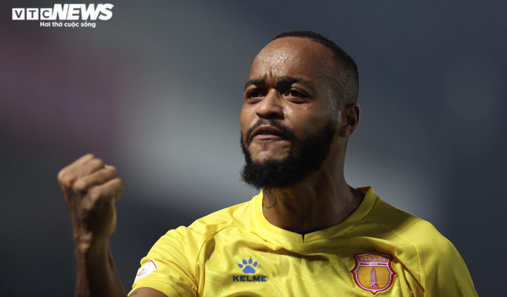 Ảnh: Trọng tài 'bẻ còi' không ngăn được Hải Phòng lên ngôi đầu V-League 2022 - 9