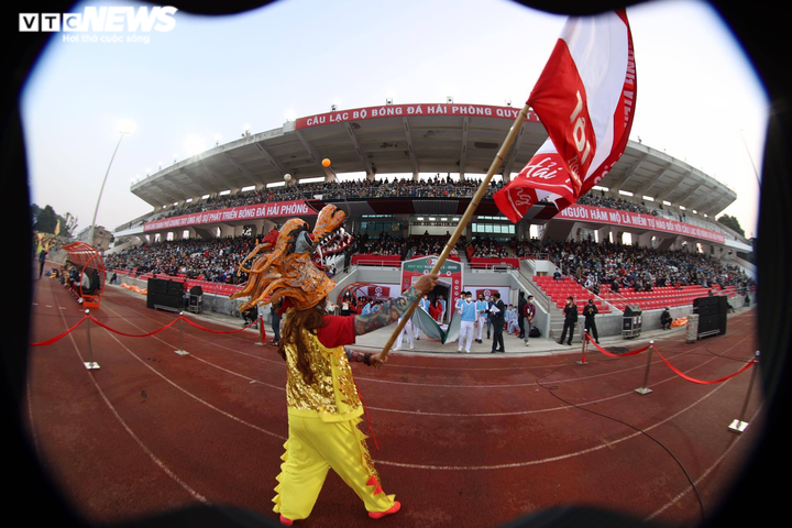 Ảnh: Trọng tài 'bẻ còi' không ngăn được Hải Phòng lên ngôi đầu V-League 2022 - 13