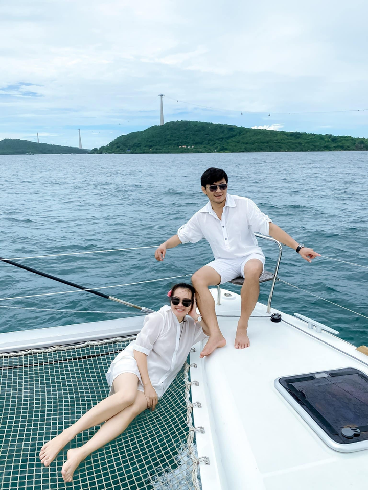 Loạt sao nam showbiz Việt hạnh phúc khi lấy vợ hơn tuổi - 11