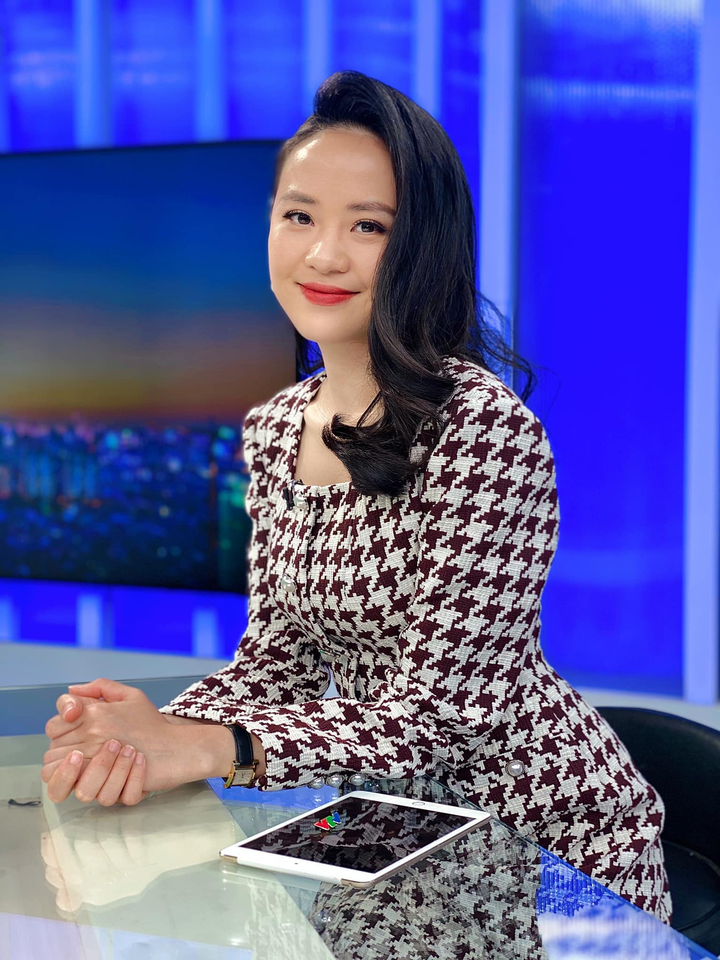 Bất ngờ với hình ảnh đời thường sành điệu của BTV Ngọc Bích Thời sự VTV - 7