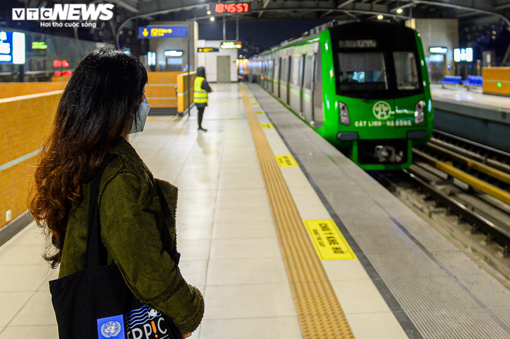 Ảnh: Người Hà Nội chọn tàu trên cao khi giá xăng tăng cao kỷ lục - 8