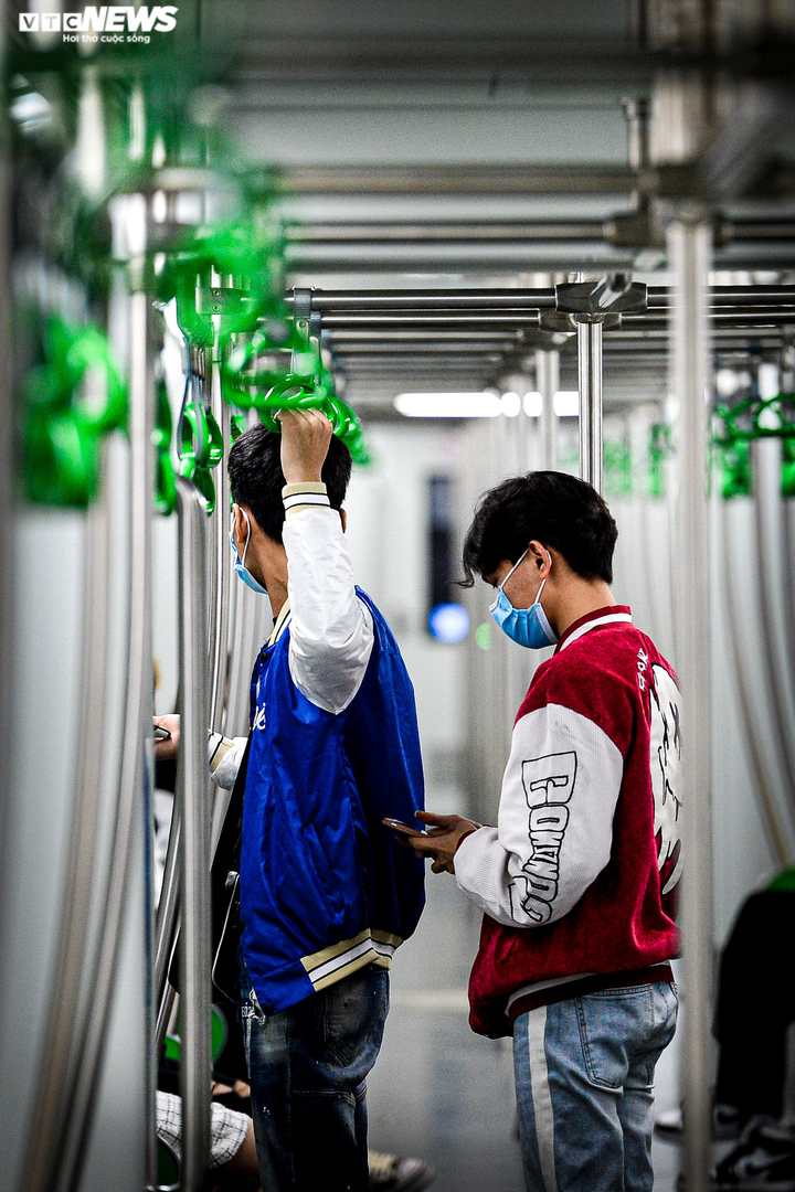 Ảnh: Người Hà Nội chọn tàu trên cao khi giá xăng tăng cao kỷ lục - 3