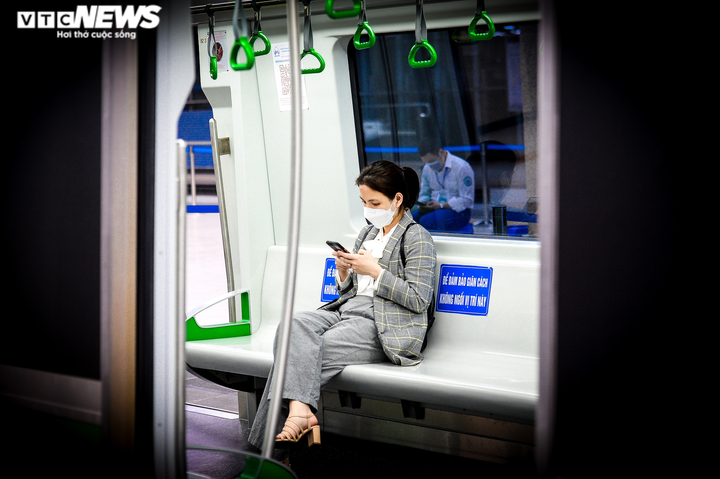 Ảnh: Người Hà Nội chọn tàu trên cao khi giá xăng tăng cao kỷ lục - 4