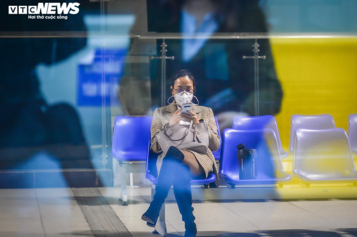 Ảnh: Người Hà Nội chọn tàu trên cao khi giá xăng tăng cao kỷ lục - 5