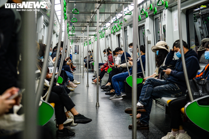 Ảnh: Người Hà Nội chọn tàu trên cao khi giá xăng tăng cao kỷ lục - 2