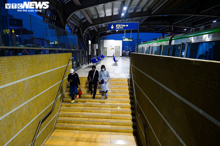 Ảnh: Người Hà Nội chọn tàu trên cao khi giá xăng tăng cao kỷ lục - 10